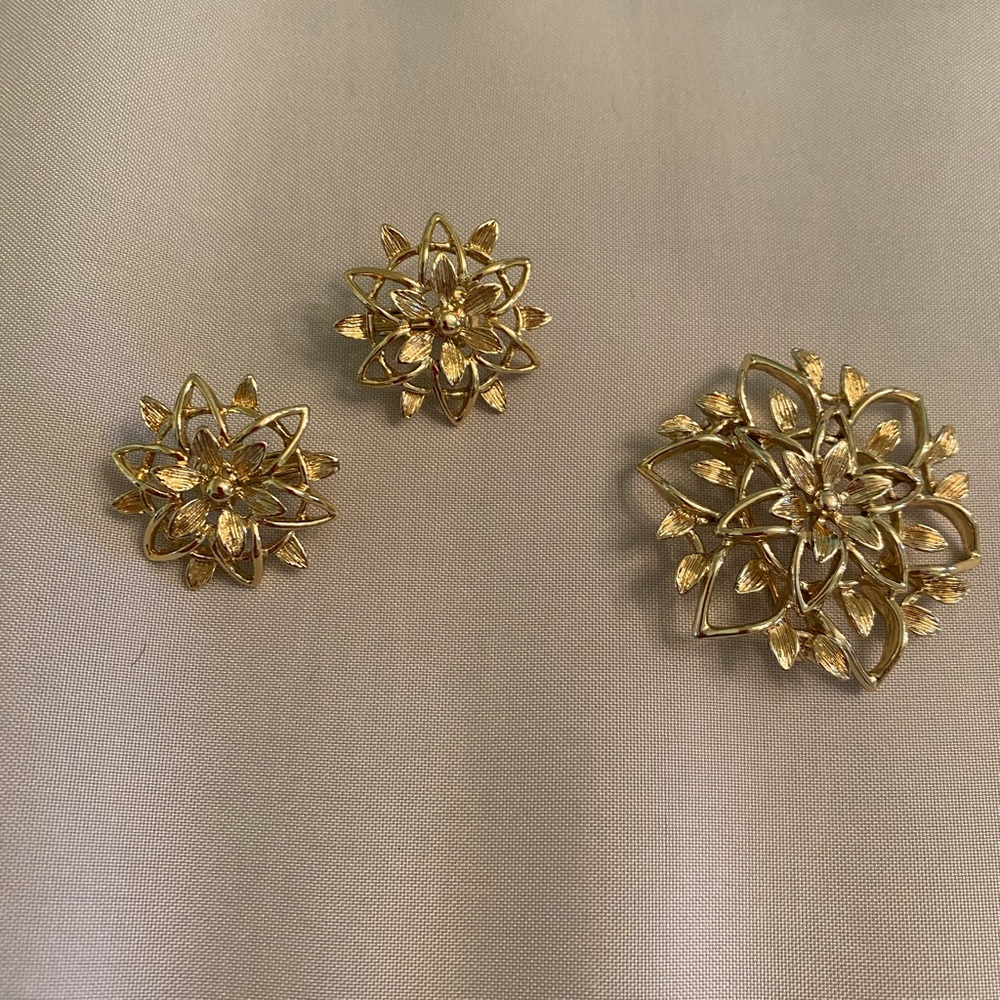 NEW! Gold tone Flower Broach and Clip on Earrings